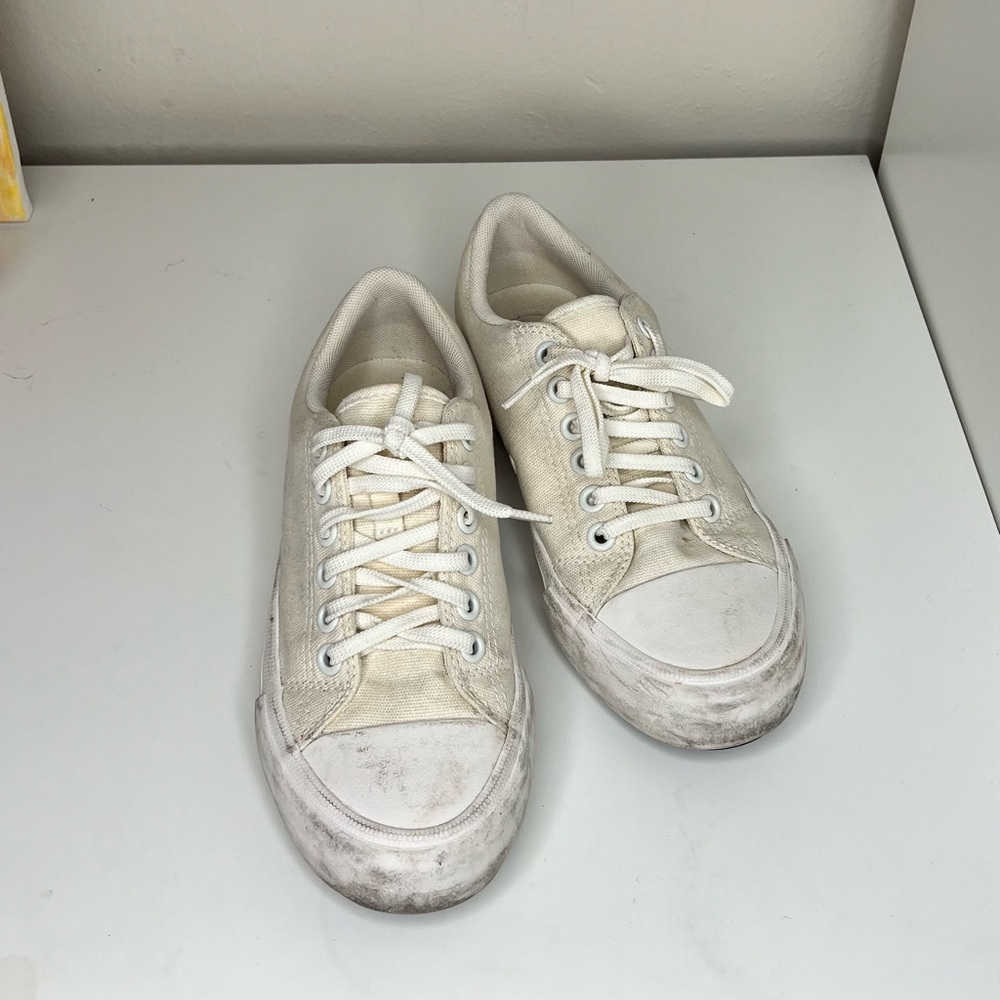 Uniqlo White Sneakers Classic Canvas Design